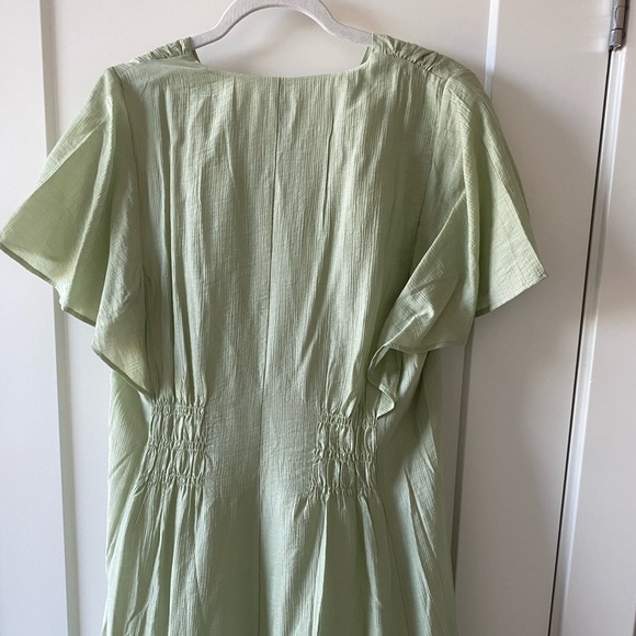 Green maxi dress with flutter sleeves - Picture 4 of 9